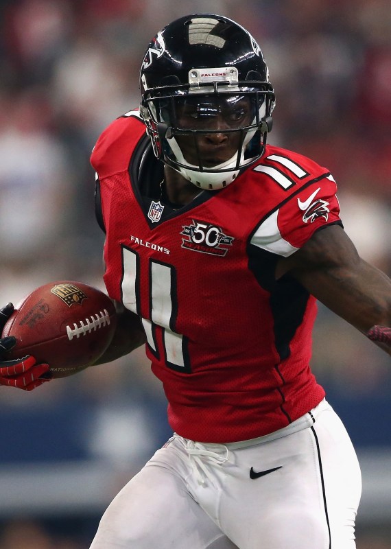  Julio Jones #11 of the Atlanta Falcons runs for a touchdown against the Dallas Cowboys at AT&T Stadium on September 27, 2015.  (Ronald Martinez/Getty Images)