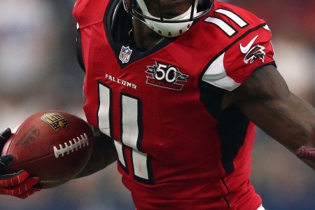  Julio Jones #11 of the Atlanta Falcons runs for a touchdown against the Dallas Cowboys at AT&T Stadium on September 27, 2015.  (Ronald Martinez/Getty Images)