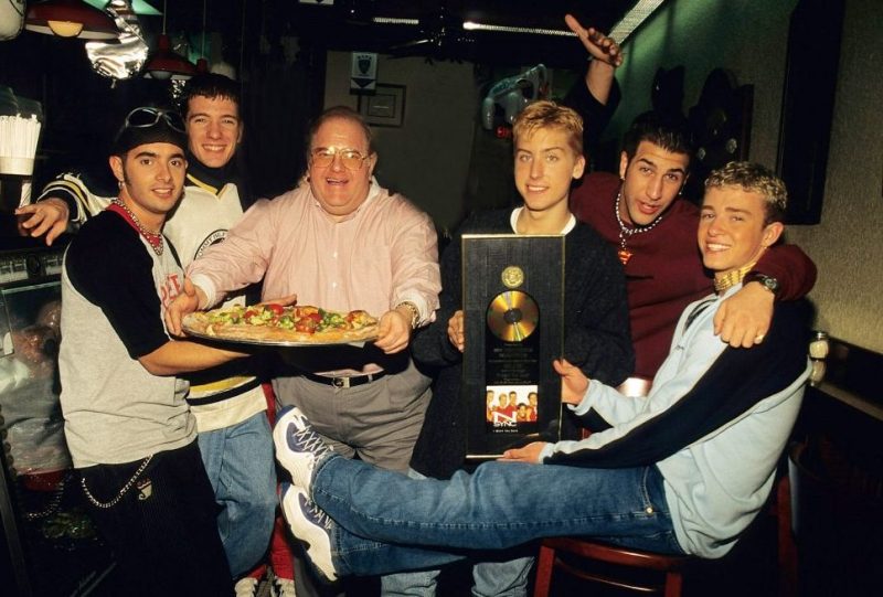 MIAMI - JUNE 06: Lou Pearlman poses with N'Sync Chris Kirkpatrick, JC Chasez, Lance Bass,, Joey Fatone and Justin Timberlake seen at N.Y.P.D. pizza in Miami, circa 1996. (Photo by Mark Weiss/WireImage)
