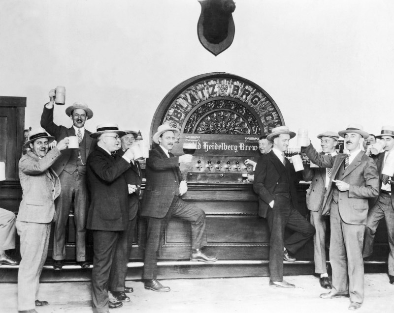 UNITED STATES - CIRCA 1900: Customers Enjoying A Glass Of Beer At The Old Heidelberg Brewery Which Opened Its Doors In Chicago At The Beginning Of The Century. (Photo by Keystone-France/Gamma-Keystone via Getty Images)