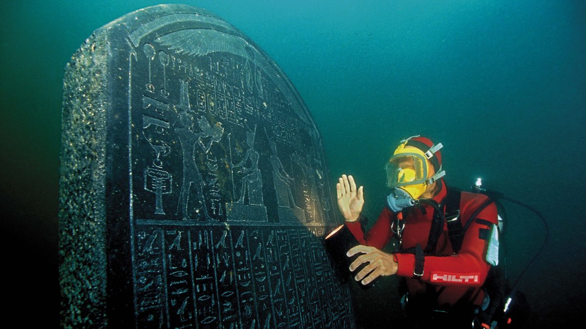 The intact stele (1.90 m) is inscribed with the decree of Saϊs and was discovered on the
site of Thonis-Heracleion. It was commissioned by Nectanebos I
(378-362 BC) and is
almost identical to the Stele of Naukratis in the Egyptian Mu
seum in Cairo. The place
where it was to be situated is clearly named: Thonis-Heracleion. (Franck Goddio / Hilti Foundation)