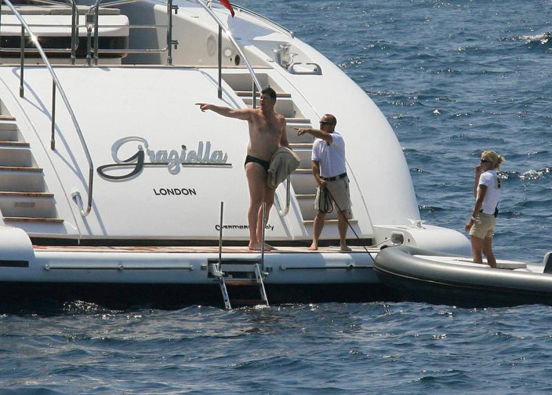 Antibes, FRANCE: Australia's richest man, media mogul James Packer (C) stands on a yacht near the Cap d'Antibes on the French Riviera, 21 June 2007. Packer, 39, who sits at the head of a media and gaming empire built up by his family over three generations, married the 29-year-old singer Erica Baxter in a 20-minute civil ceremony in the coastal city of Antibes 21 June 2007. AFP PHOTO VALERY HACHE (Photo credit should read VALERY HACHE/AFP/Getty Images)