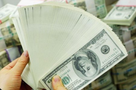 SEOUL, SOUTH KOREA - FEBRUARY 22:  A South Korean banker carries US dollar bank notes at the Korea Exchange bank on February 22, 2005 in Seoul, South Korea. The South Korean won jumped to its highest intraday level in more than seven years in domestic trade on Tuesday, boosted by strong foreign equity buying and exporter deals. (Photo by Chung Sung-Jun/Getty Images)