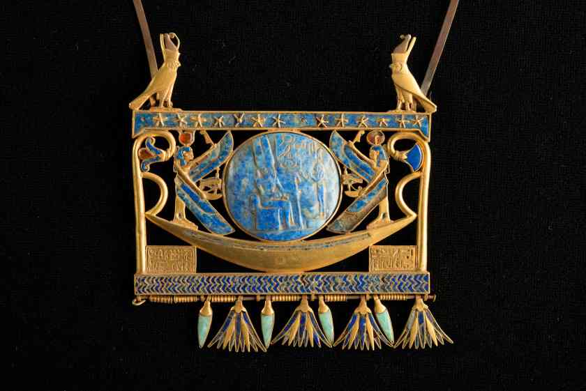 Pectoral in gold, lapis lazuli and glass paste, found in Tanis in the royal tomb of the Pharaoh Sheshonk II (Franck Goddio / Hilti Foundation)