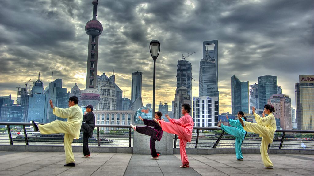 Group practicing Tai Chi in front of Shanhai skyline (leniners/Flickr)