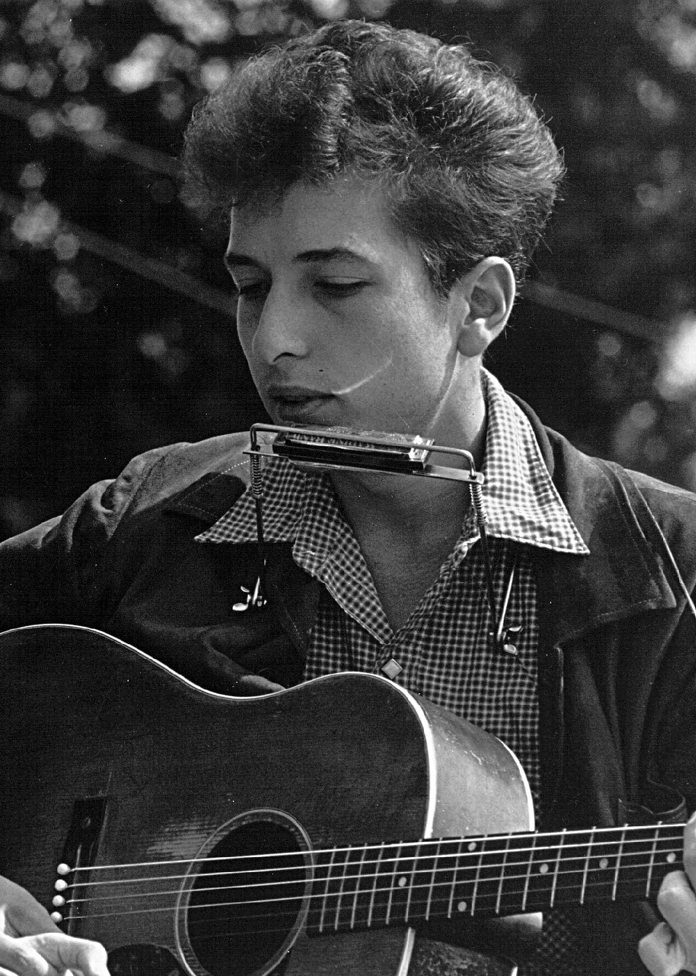 Folk singers Joan Baez and Bob Dylan perform during a civil rights rally on August 28, 1963 in Washington D.C. (Rowland Scherman/National Archive/Newsmakers)