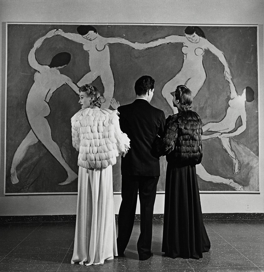 Looking at Matisse, Museum of Modern Art, 1939 (Louise Dahl-Wolfe/Aperture)