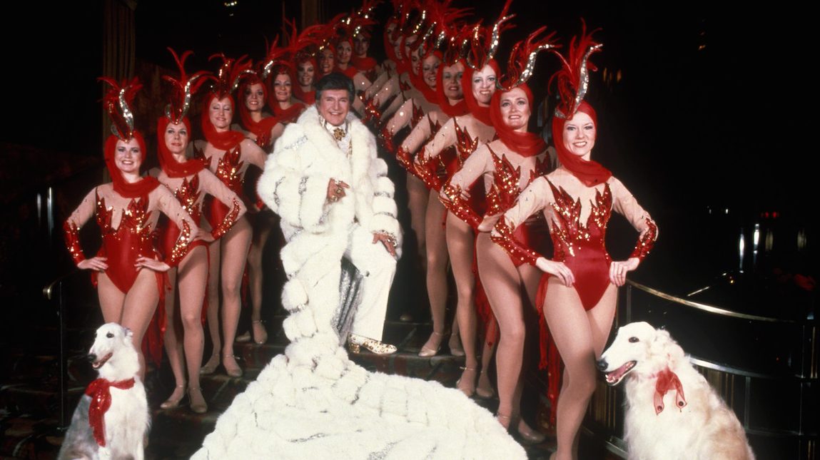 NEW YORK, NY - CIRCA 1984: Liberace and the Radio City Rockettes circa 1984 in New York City. (Photo by Sonia Moskowitz/IMAGES/Getty Images)