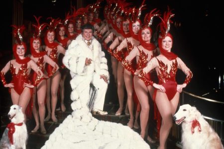 NEW YORK, NY - CIRCA 1984: Liberace and the Radio City Rockettes circa 1984 in New York City. (Photo by Sonia Moskowitz/IMAGES/Getty Images)