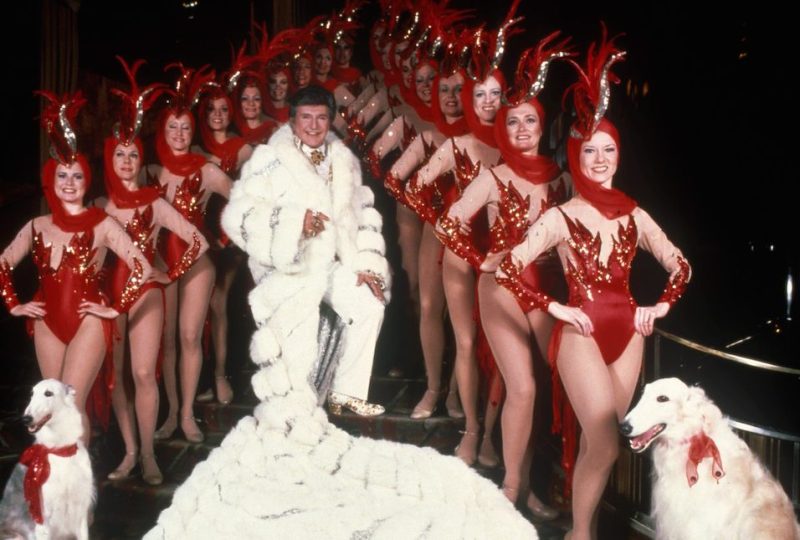 NEW YORK, NY - CIRCA 1984: Liberace and the Radio City Rockettes circa 1984 in New York City. (Photo by Sonia Moskowitz/IMAGES/Getty Images)