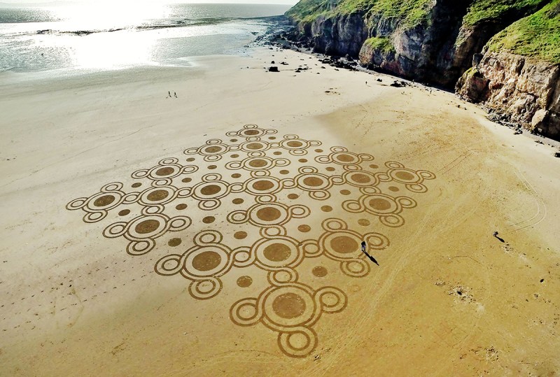 A aerial view of amazing sand art, which consists of geometrical shapes created by talented artist, Julian Richardson at Brean Down in Somerset.(Caters News)