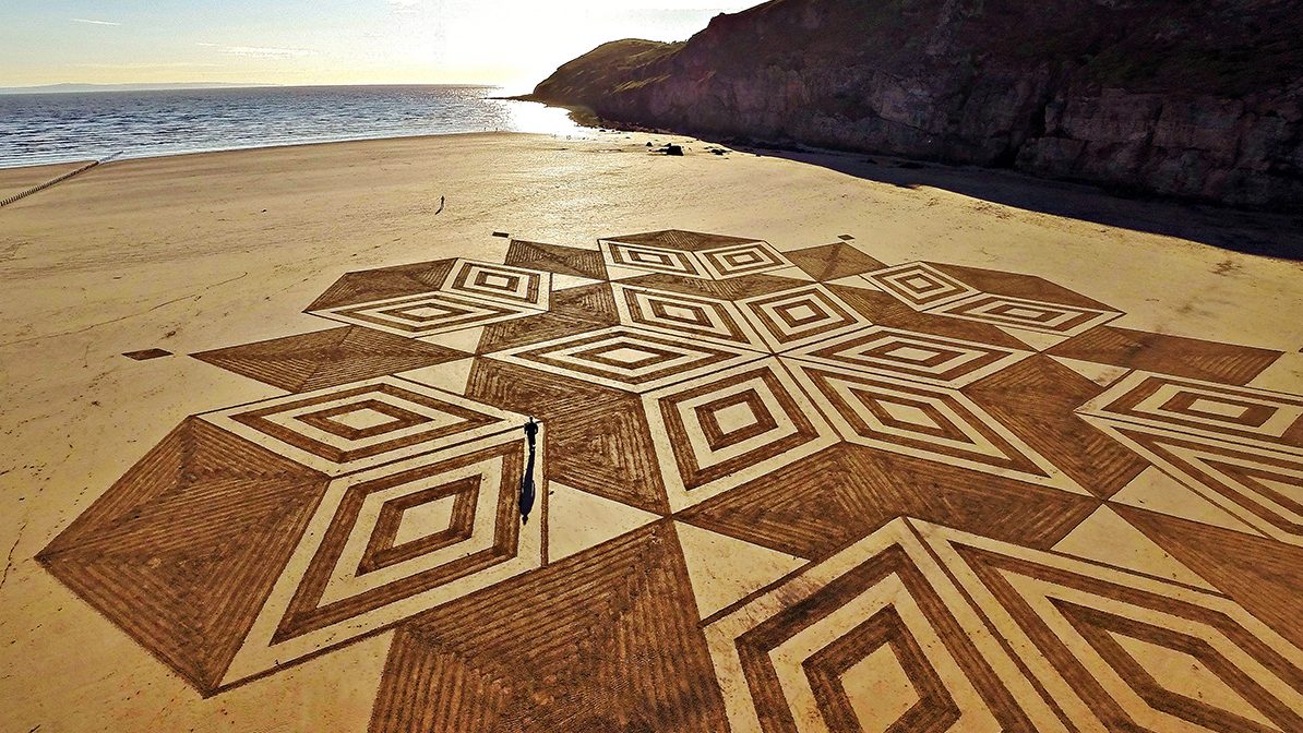 A view of amazing sand art, which consists of geometrical shapes created by talented artist, Julian Richardson at Brean Down in Somerset.(Caters News)