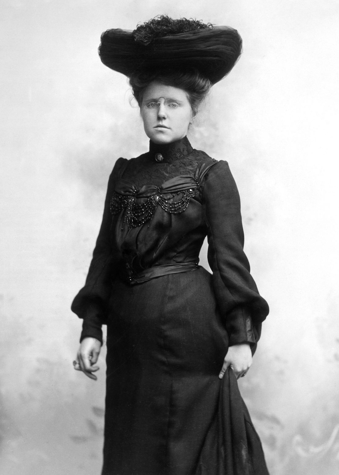 1890s 1900s SEPIA PORTRAIT OF WOMAN SERIOUS FACIAL EXPRESSION BLACK DRESS AND HAT   (Photo by H. Armstrong Roberts/ClassicStock/Getty Images)