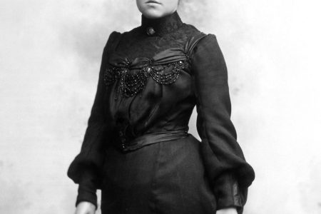1890s 1900s SEPIA PORTRAIT OF WOMAN SERIOUS FACIAL EXPRESSION BLACK DRESS AND HAT   (Photo by H. Armstrong Roberts/ClassicStock/Getty Images)