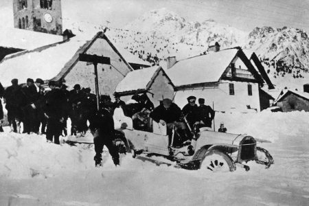(GERMANY OUT) The great Auto race 1908 N.Y-Moskau-Paris: The german Protos car on its way crossing the USA. february 1908 (Photo by ullstein bild/ullstein bild via Getty Images)