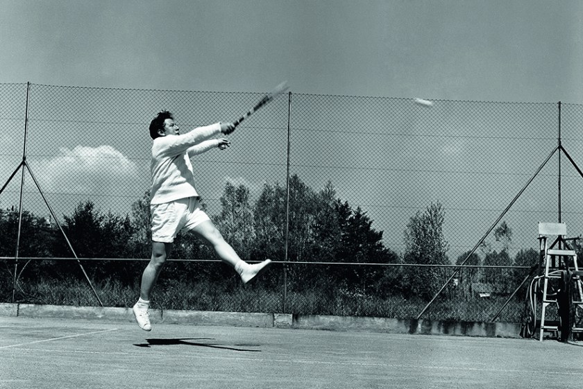 Peter Ustinov in Monte Carlo playing tennis in 1955. (Riviera Cocktail, Edward Quinn - Côte d'Azur Jet Set of the 1950s, Small Format Edition, to be published by teNeues)