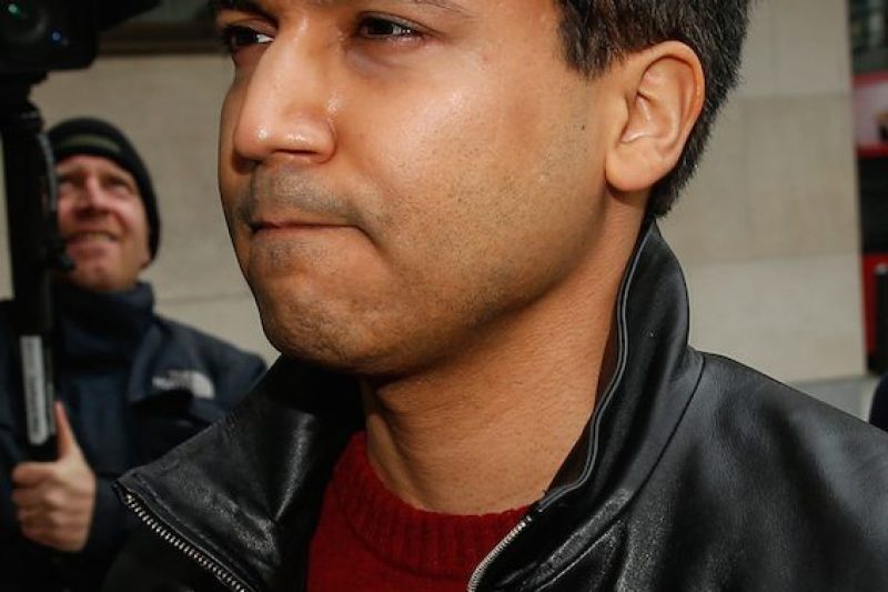 Navinder Singh Sarao, a British trader charged over his role in the 2010 U.S. flash crash, center, arrives at Westminster Magistrates' Court for his extradition hearing in London, U.K., on Wednesday, March 23, 2016. Sarao, the trader accused of making $40 million by fooling markets and contributing to the 2010 Flash Crash, lost an extradition hearing in a London court. Photographer: Luke MacGregor/Bloomberg *** Local Caption *** Navinder Singh Sarao