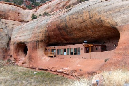 Utah Cliff House Set for Auction