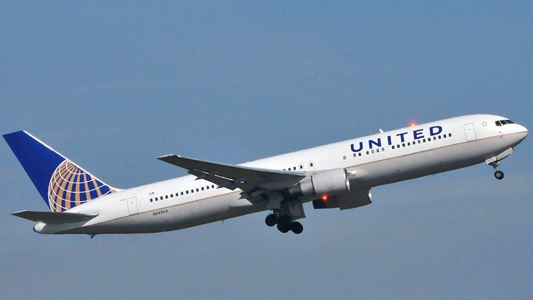 United Airlines Gets Pulverized on Twitter for Banning Girls Wearing Leggings