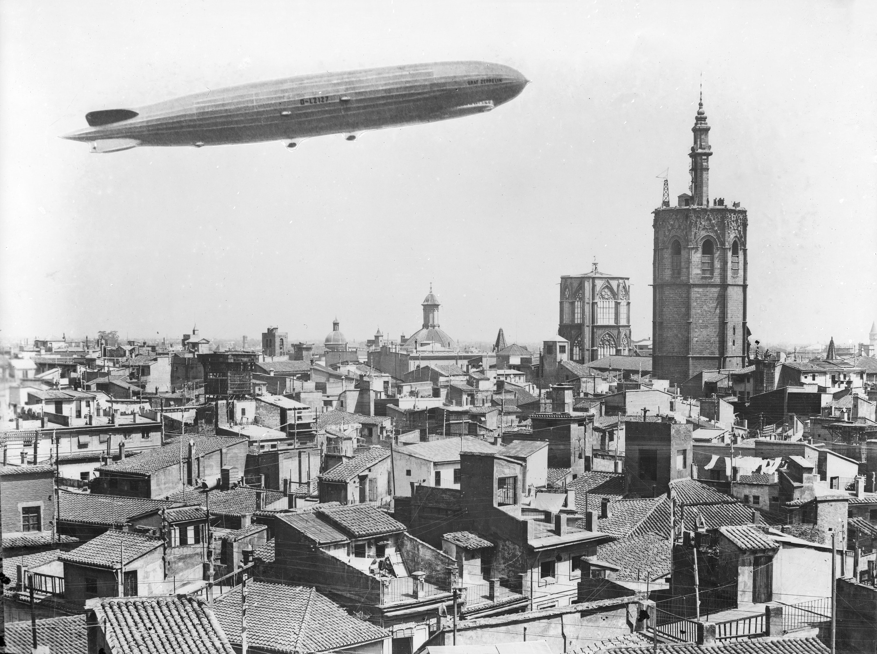 Graff Zeppelin sobrevuela El Miguelete 1929