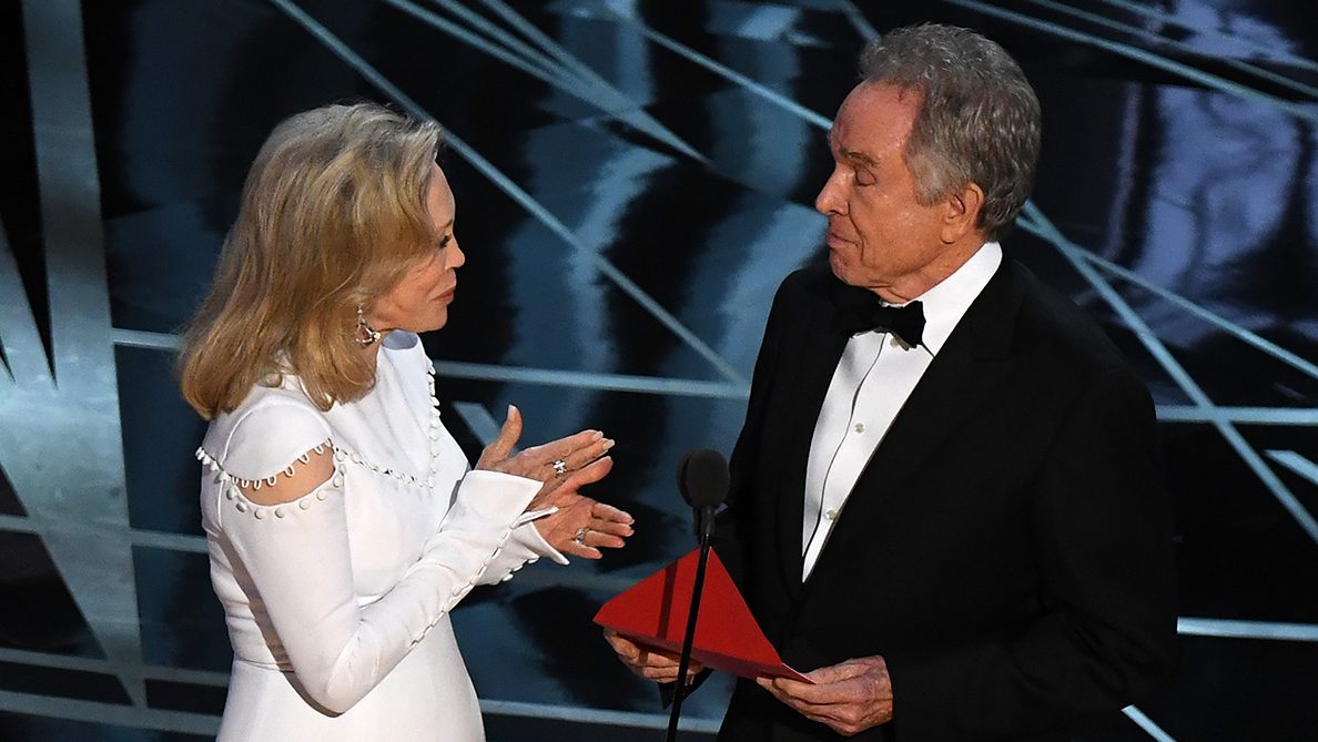  Faye Dunaway (L) and Warren Beatty present on stage the Best Film award at the 89th Oscars on February 26, 2017. (Mark Ralston/AFP/Getty Images)