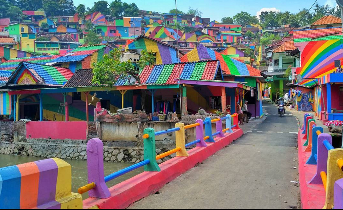 After hundreds of homes in Kampung Pelangi were given a colorful paint job, the town's become an overnight sensation on social media. (arieprakhman via Instagram)