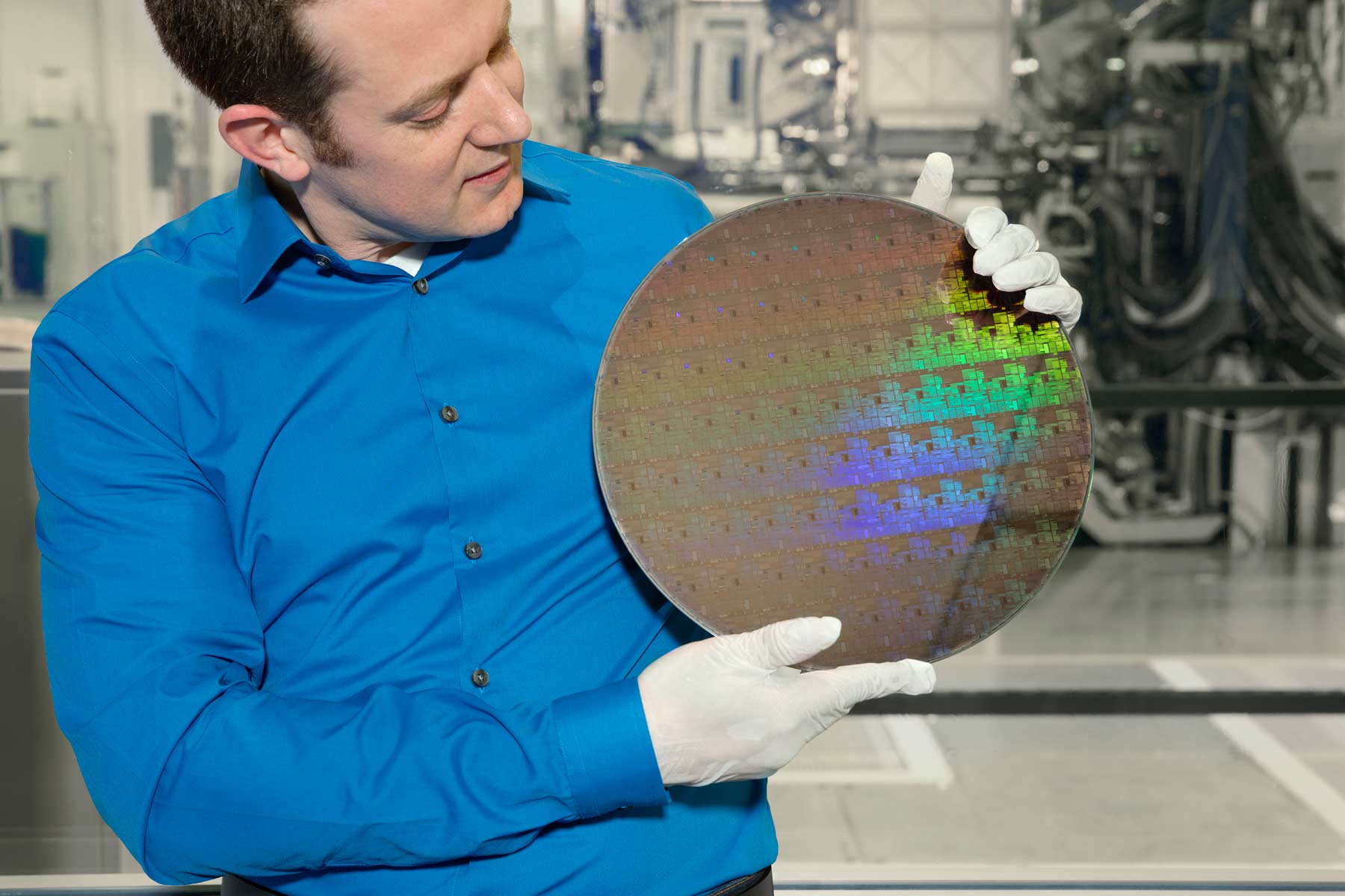 IBM Research scientist Nicolas Loubet holds a wafer of chips with 5nm silicon nanosheet transistors manufactured using an industry-first process that can deliver 40 percent performance enhancement at fixed power, or 75 percent power savings at matched performance. (IBM/Connie Zhou)
