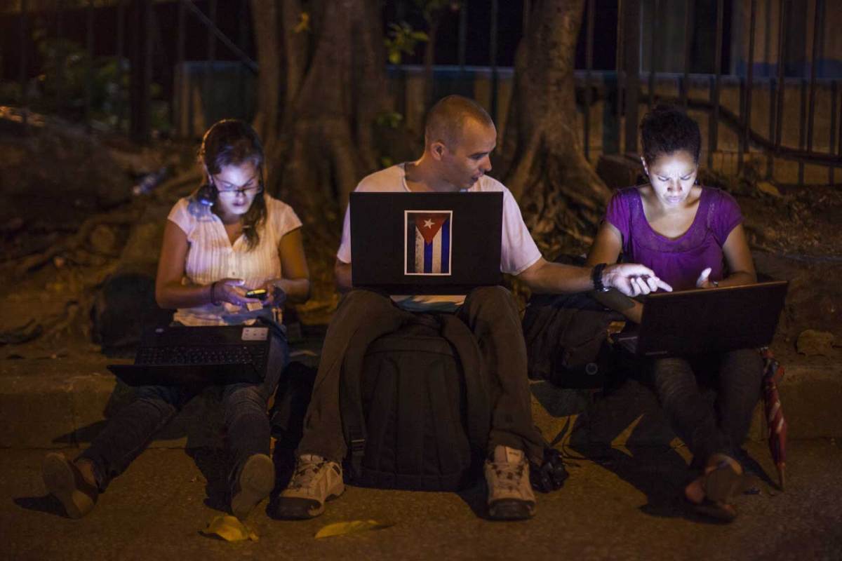 Cuban teenagers sit along a sidewalk on their cell phones and laptops to use the internet from a near by wifi hotspot in Havana, Cuba on August 14, 2015. Hotspots are limited and one of very few ways for Cubans to access the internet. You can usually find large groups gathered around late into the night to surf the web on their cell phones and laptops. Despite this being a common scene in the US and other countries around the world this is a new phenomenon since wifi was made available to Cubans only two months ago. (Photo by Samuel Corum/Anadolu Agency/Getty Images)Cuban teenagers sit along a sidewalk on their cell phones and laptops to use the internet from a near by wifi hotspot in Havana, Cuba on August 14, 2015. Hotspots are limited and one of very few ways for Cubans to access the internet. You can usually find large groups gathered around late into the night to surf the web on their cell phones and laptops. Despite this being a common scene in the US and other countries around the world this is a new phenomenon since wifi was made available to Cubans only two months ago. (Samuel Corum/Anadolu Agency/Getty Images)