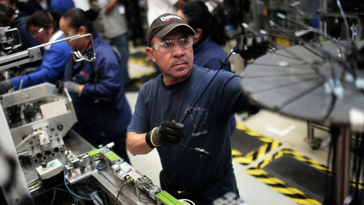 At work in the auto parts production line in the Bosch factory in San Luis Potosi, Mexico, on January 11, 2017.
US President Donald Trump has threatened to impose a 35 percent import tariff on companies that ship jobs to Mexico. (Pedro Pardo/AFP/Getty Images)