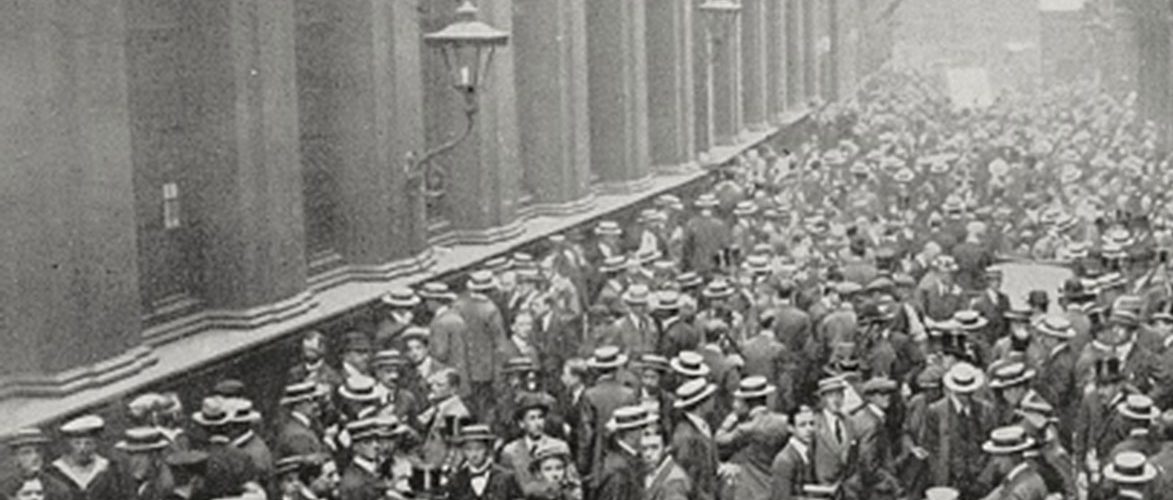 Crowd in front of the Bank of England in 1914.