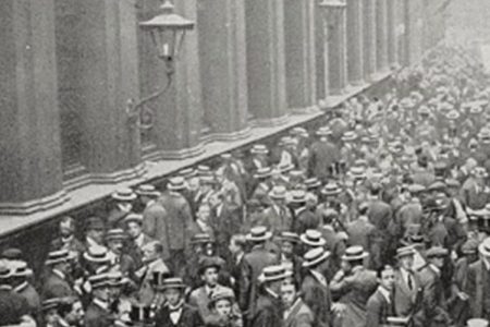 Crowd in front of the Bank of England in 1914.