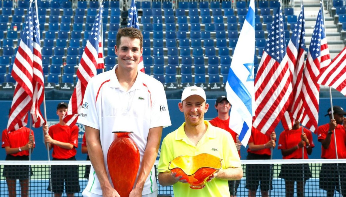 6'10 John Isner poses with 5'9" Dudi Sela after winning their tennis match and the  Atlanta Open on July 27, 2014. (Getty Images)