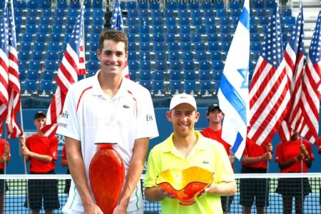 6'10 John Isner poses with 5'9" Dudi Sela after winning their tennis match and the  Atlanta Open on July 27, 2014. (Getty Images)