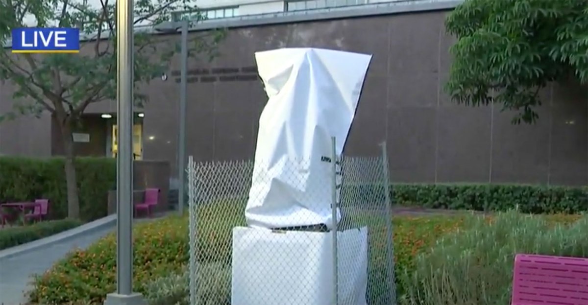 Christopher Columbus statue covered up in Los Angeles. (Screengrab/CBS Local) 