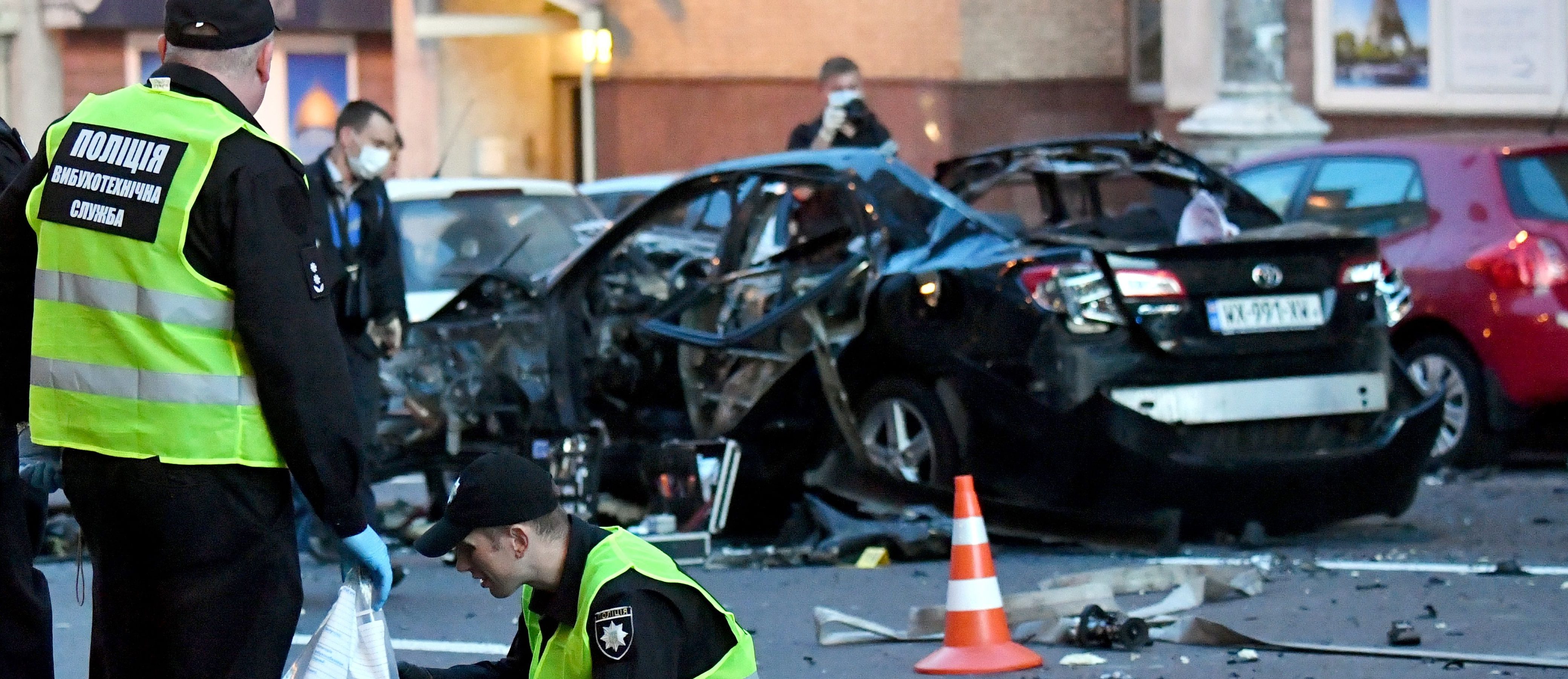 Police experts examines a crime scene after a car blast in the center of Ukrainian capital of Kiev on September 8, 2017.
(SERGEI SUPINSKY/AFP/Getty Images)