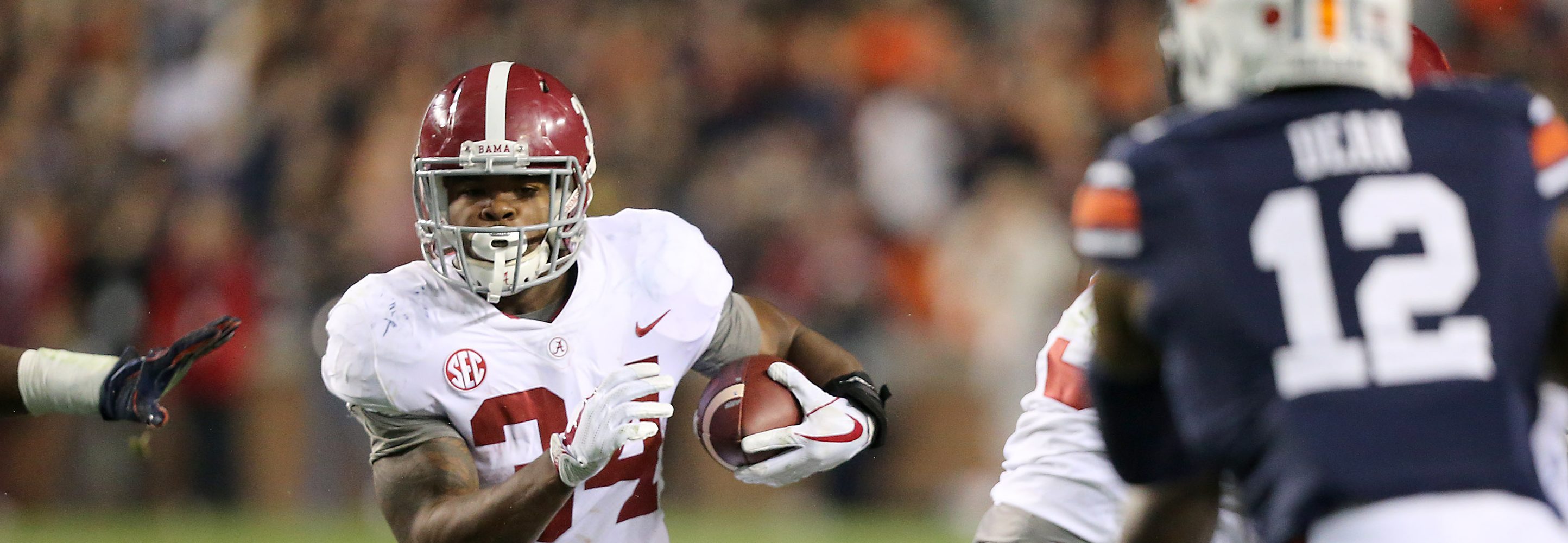 Alabama Crimson Tide running back Damien Harris (34) runs the ball during a football game between the Auburn Tigers and the Alabama Crimson Tide, Saturday, November 25, 2017 at Jordan-Hare Stadium in Auburn, Ala. (Photo by Scott Donaldson/Icon Sportswire via Getty Images)