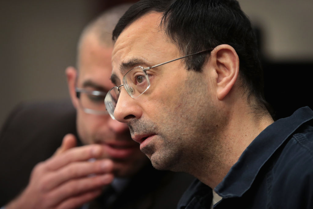 Larry Nassar (R) speaks to attorney after arriving in court. (Photo by Scott Olson/Getty Images)