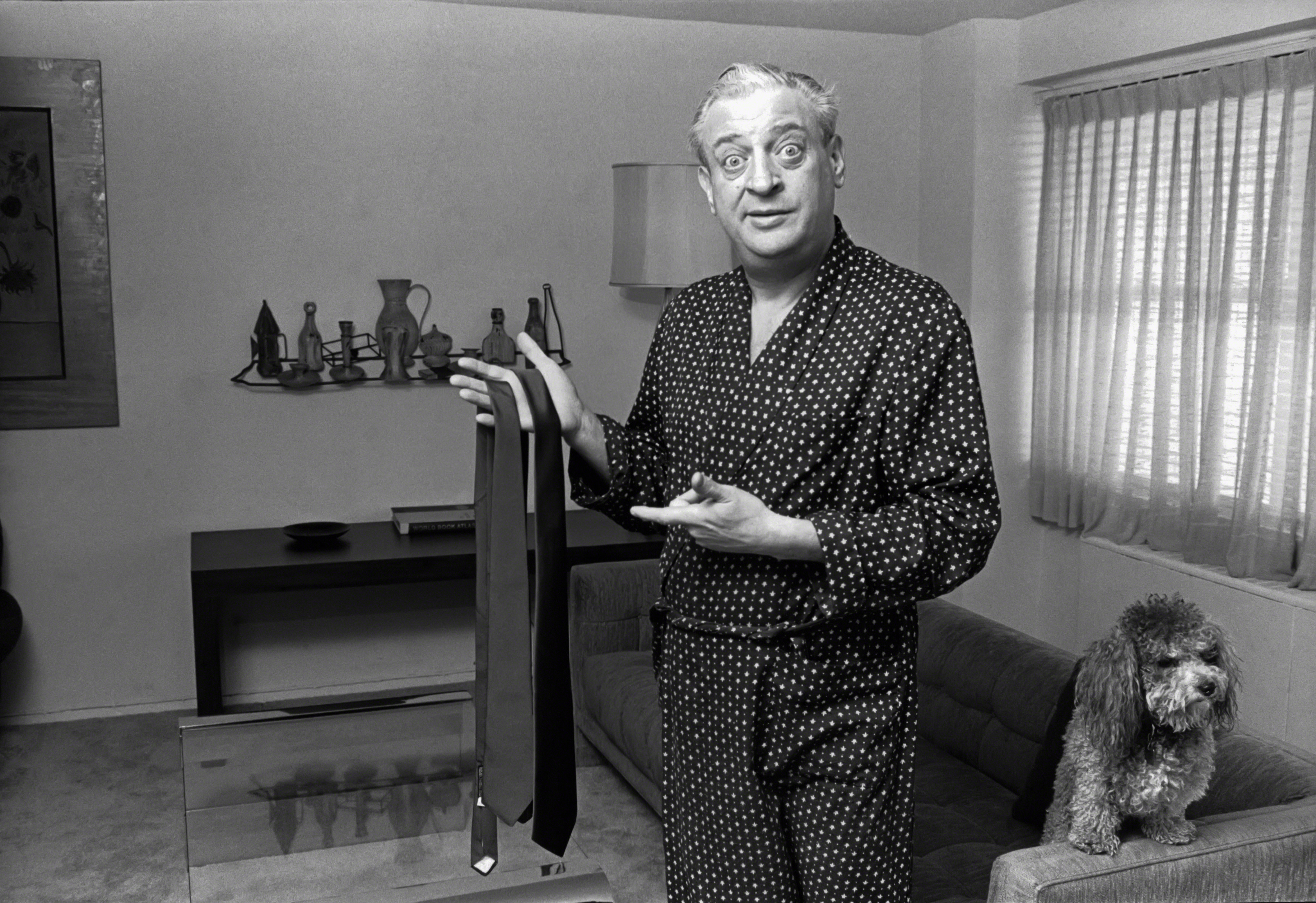 Rodney Dangerfield in his apartment circa 1978 in New York City. (Allan Tannenbaum/IMAGES/Getty Images)