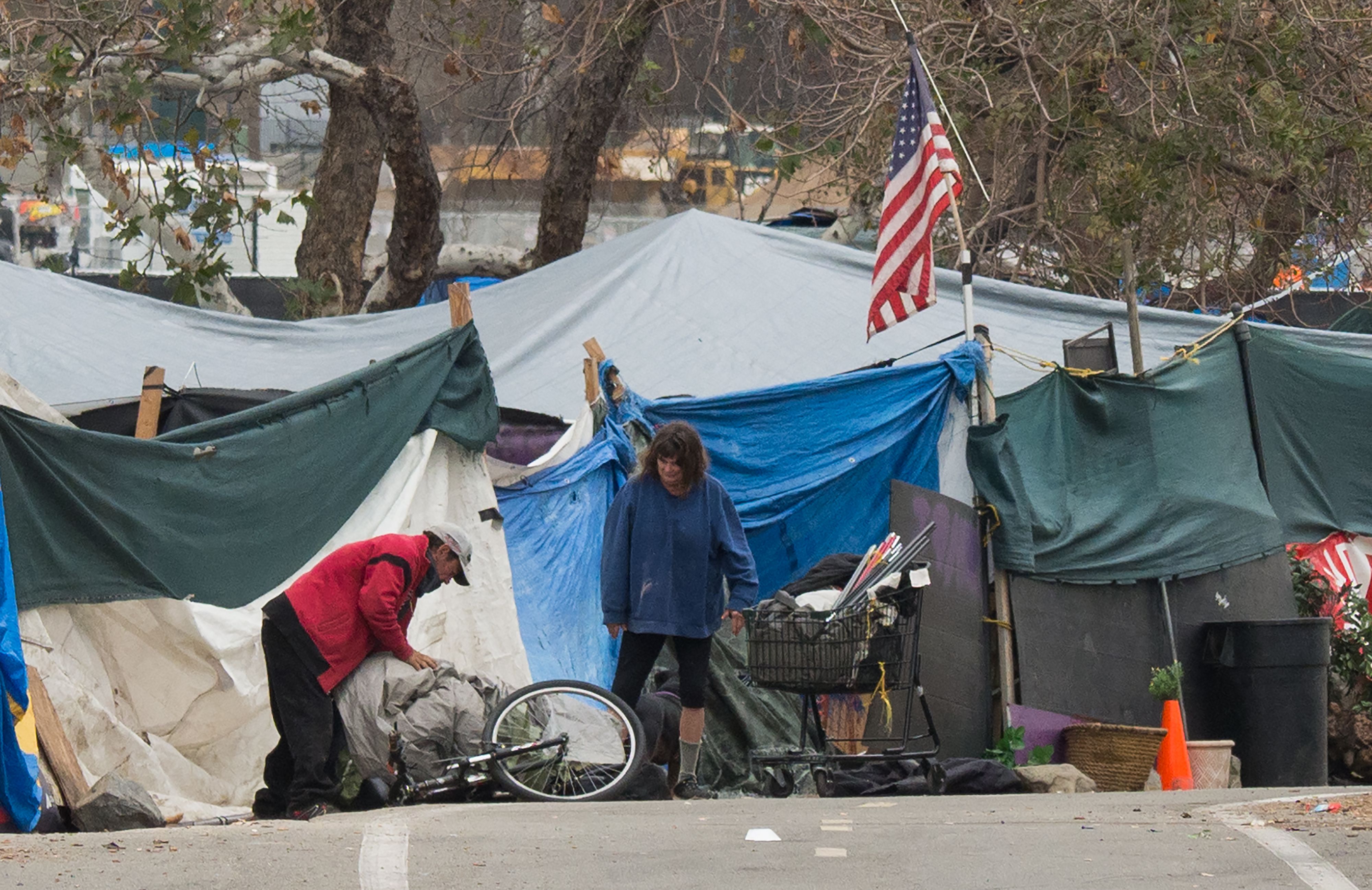 Бомжи в палатке. Палатки бездомных в Лос-Анджелесе с флагом США.