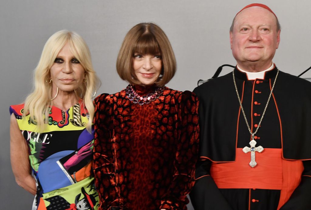 Italian designer Donatella Versace poses on February 26, 2018, with editor-in-chief of Vogue Anna Wintour and cardinal Gianfranco Ravasi, President of the Vatican Pontifical Council for Culture, at Rome's Palazzo Colonna (Tiziana Fabi/AFP/Getty Images)  