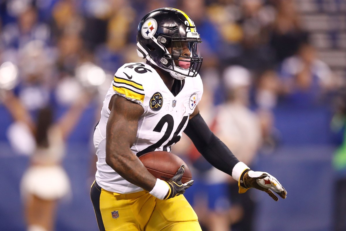 Le'Veon Bell #26 of the Pittsburgh Steelers runs with the bal against the Indianapolis Colts during the first quarter at Lucas Oil Stadium on November 12, 2017 in Indianapolis, Indiana.  (Photo by Andy Lyons/Getty Images)