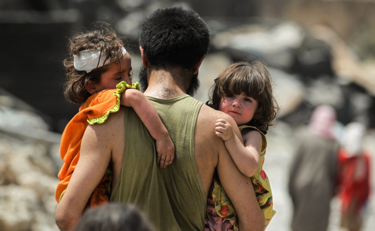 Man with children fleeing Mosul
