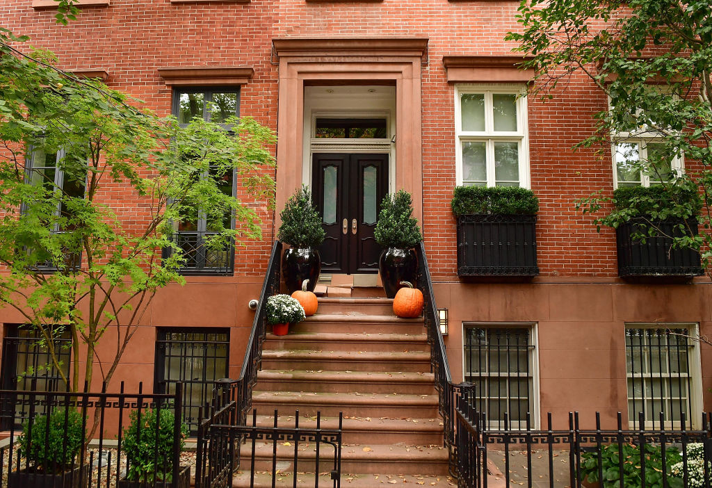 Exterior of Harvey Weinstein's West Village home on October 11, 2017 in New York City. (Photo by James Devaney/GC Images)
