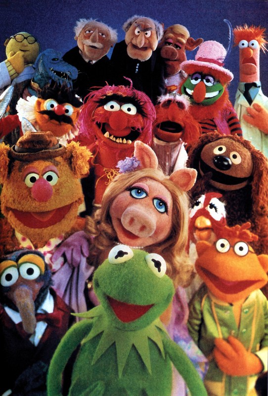 THE MUPPET SHOW, Gonzo, Kermit the Frog, Scooter, Fozzie Bear, Miss Piggy, Camilla, Animal, Dr. Teeth, Rowlff, Dr. Bunsen, Statler & Waldorf, Beaker, Season 1. 1976-1981. (c) Henson Associates/ Courtesy: Everett Collection.