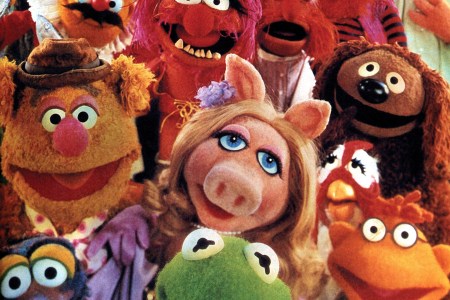 THE MUPPET SHOW, Gonzo, Kermit the Frog, Scooter, Fozzie Bear, Miss Piggy, Camilla, Animal, Dr. Teeth, Rowlff, Dr. Bunsen, Statler & Waldorf, Beaker, Season 1. 1976-1981. (c) Henson Associates/ Courtesy: Everett Collection.