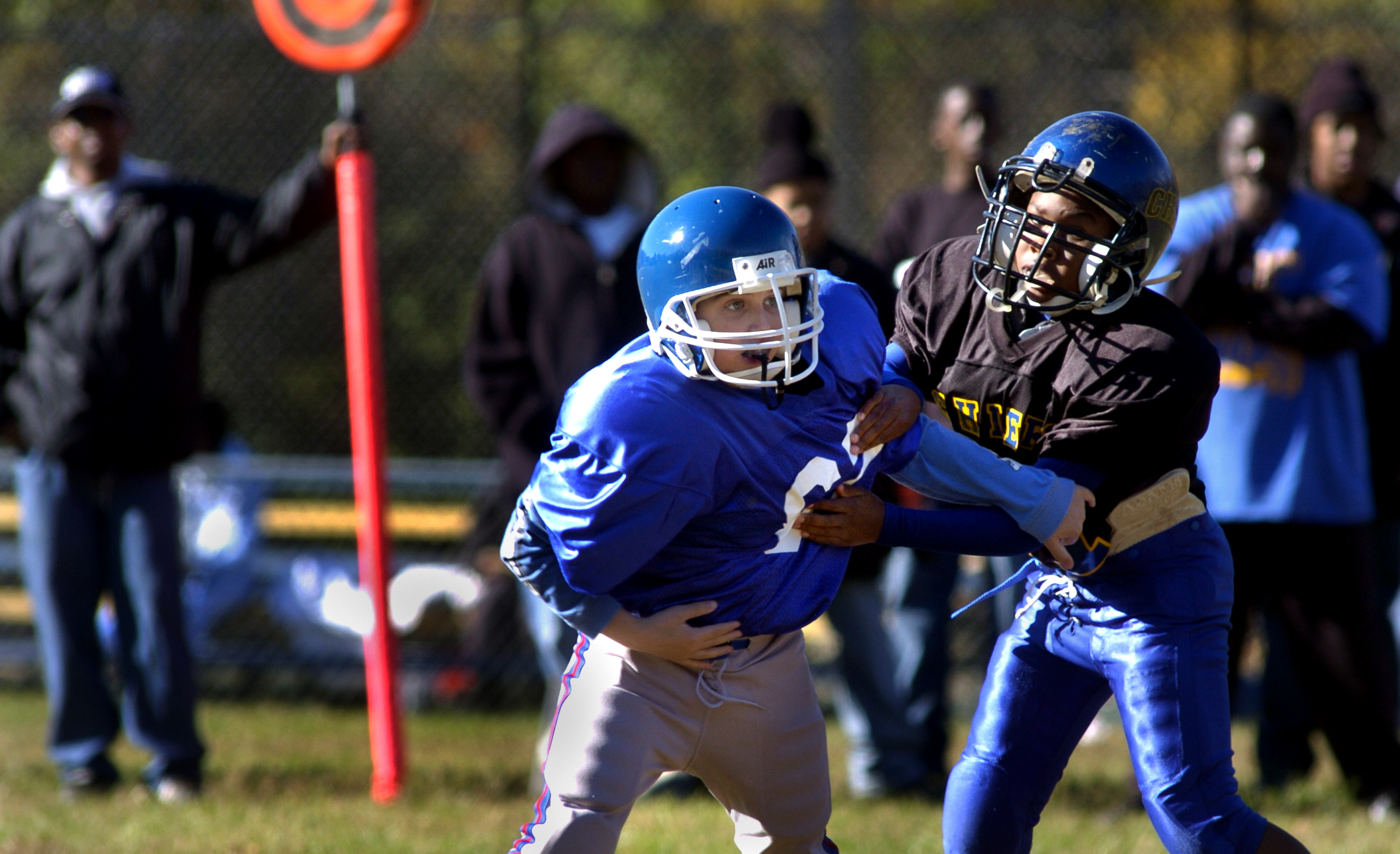 Andrew Dillard lost 16 pounds to play PeeWee football Andrew Dillard of Hyattsville, left, plays defense for the College Park Hornets. He made the team after dropping 16 pounds. Saturday they played the District Heights Chiefs. (Photo by Katherine Frey/The Washington Post/Getty Images)