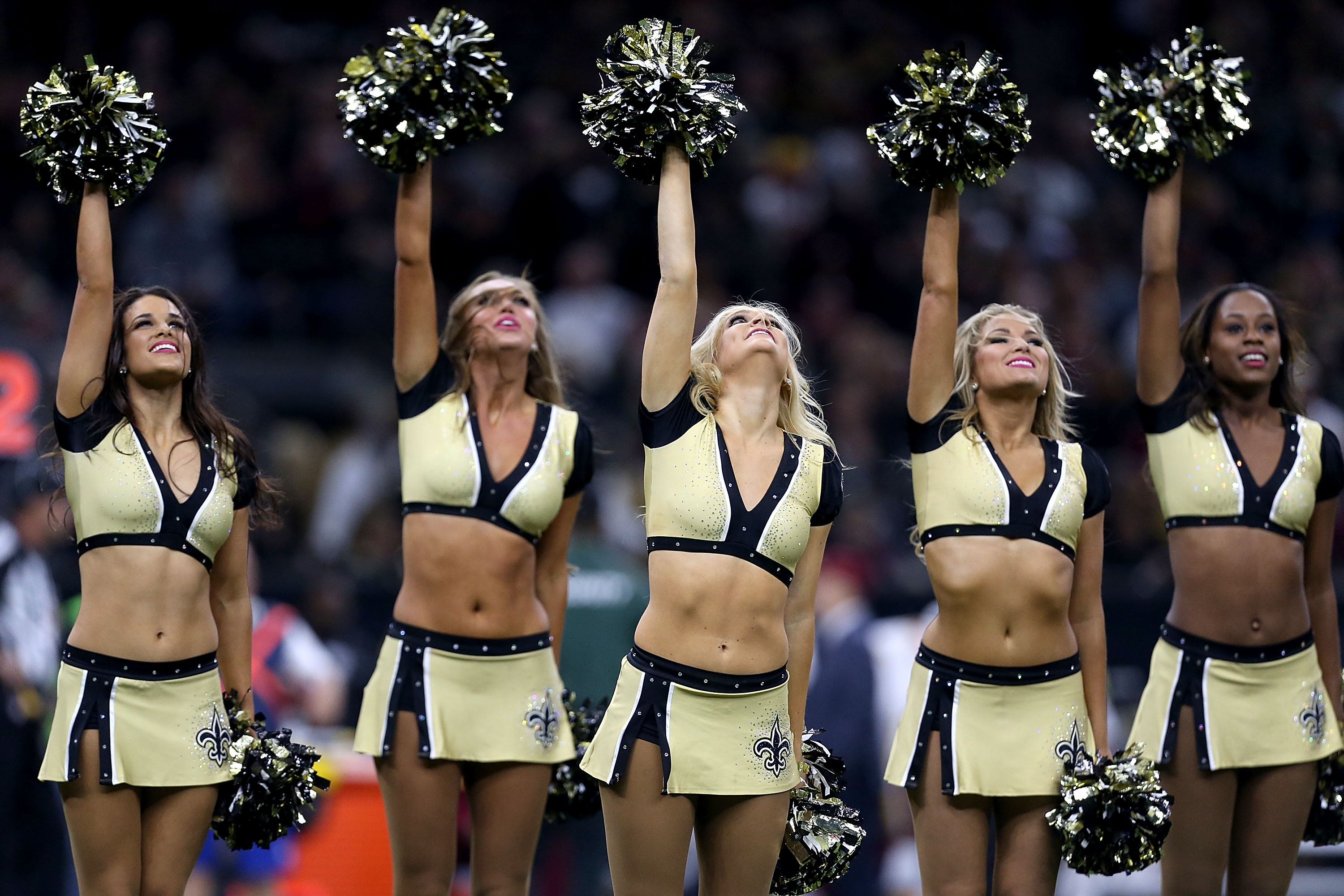 Ex-Dolphins cheerleader claims she faced discrimination after