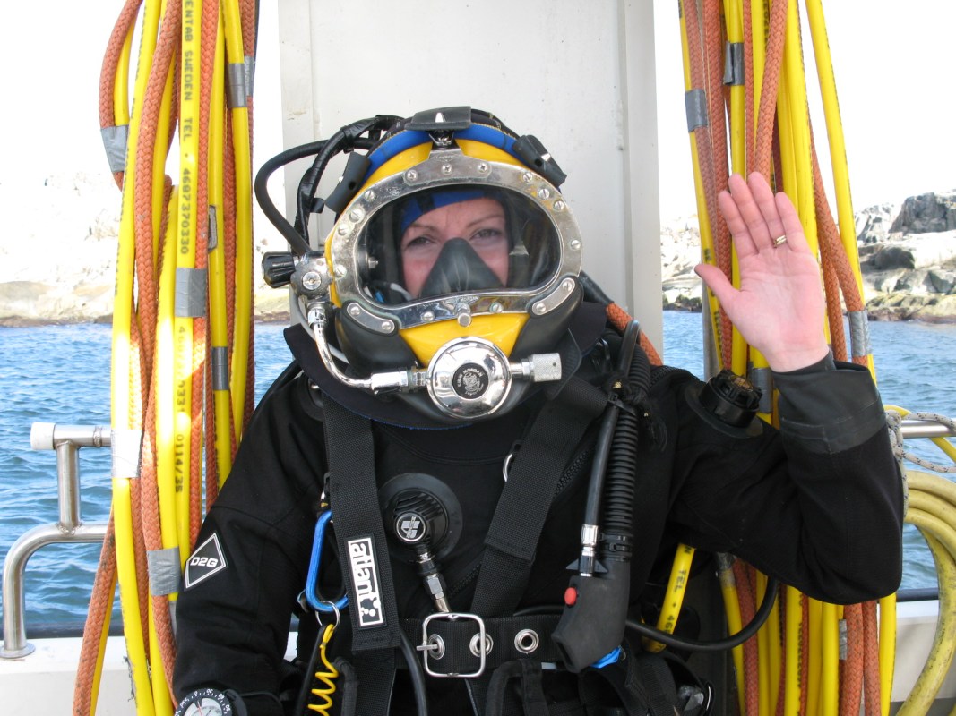 Delia at work in surface-supply diving gear. (Bohusläns Museum)
