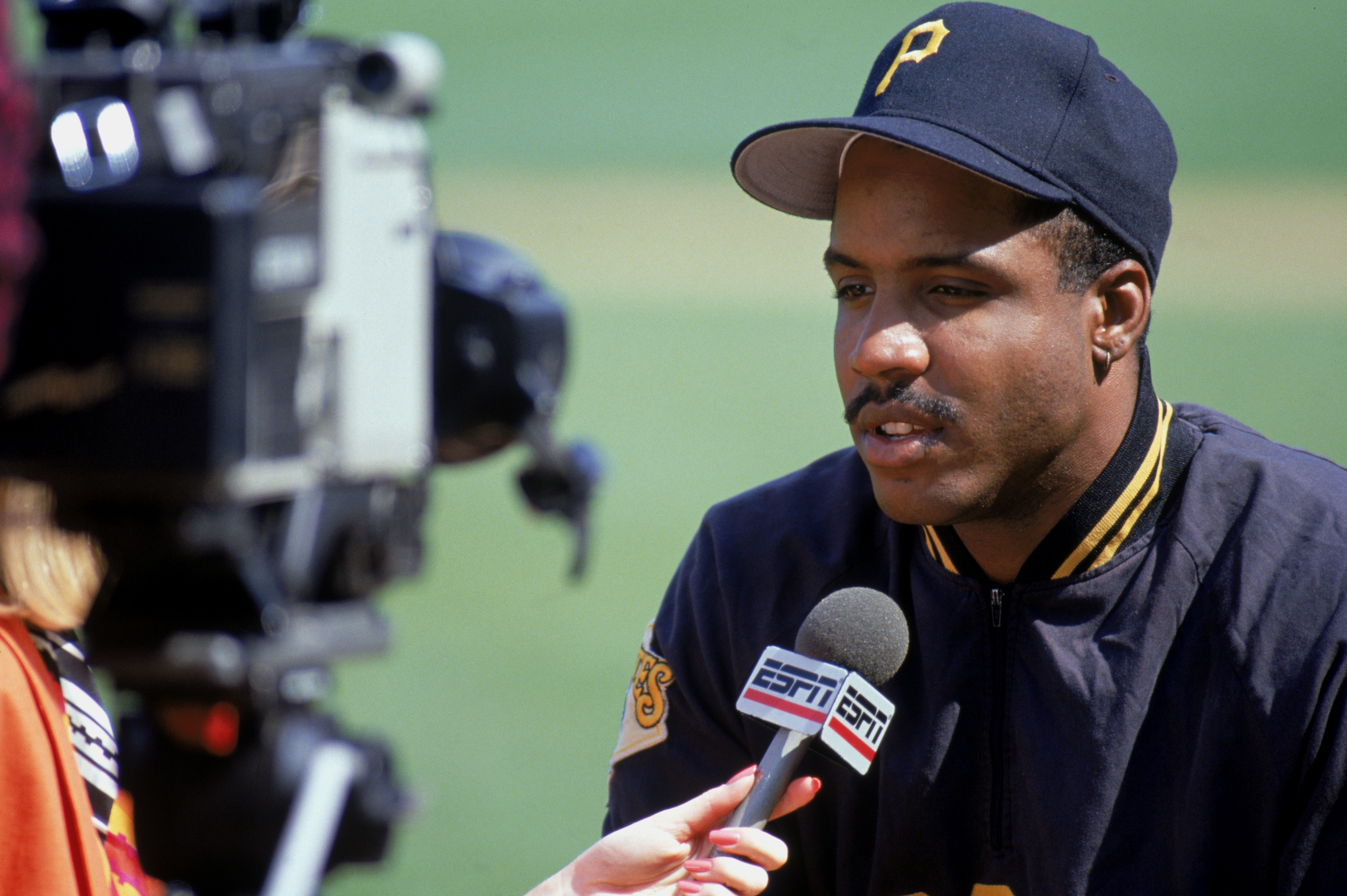 Barry Bonds #24 of the Pittsburgh Pirates talks to the media prior to a game against the Chicago Cubs in 1990 at Wrigley Field in Chicago. (Jonathan Daniel/Getty Images)