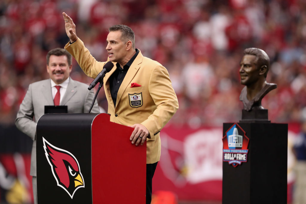 Former Arizona Cardinals quarterback Kurt Warner speaks after receiving his Hall of Fame ring from owner Michael Bidwil (back) during halftime of the NFL game against the San Francisco 49ers at the University of Phoenix Stadium on October 1, 2017 in Glendale, Arizona.  (Photo by Christian Petersen/Getty Images)